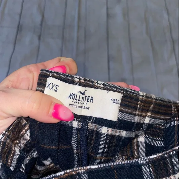 Hollister Classic Black Plaid Pleated Skirt - Image 4
