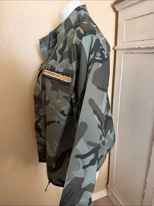 Military-Style Green Camo Utility Jacket - Image 4