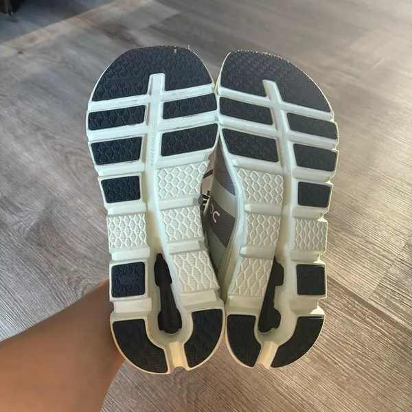 ON CLOUD Swiss Engineering  WOMENS SHOES SIZE 10.5 - Image 10