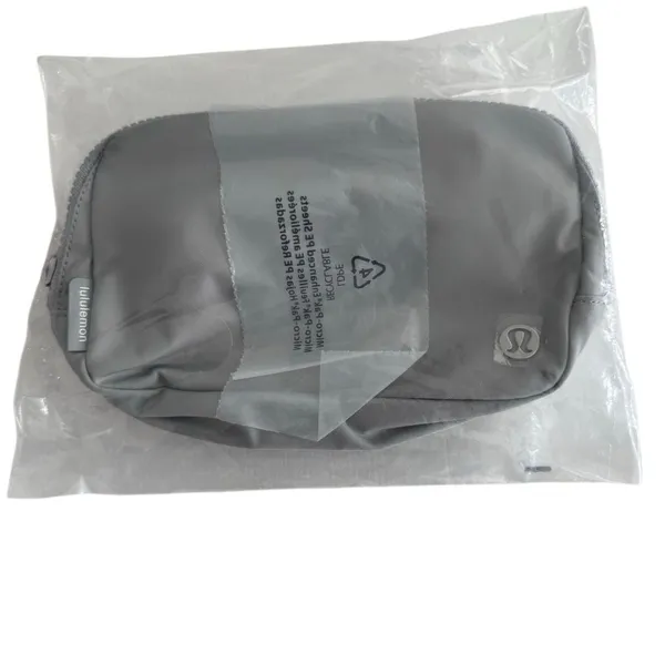 Everywhere Belt Bag 1L Wordmark Silver Drop / White - Image 7