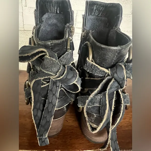 Freebird by Steven CHERI boots in Blue. Size 7 - Image 6