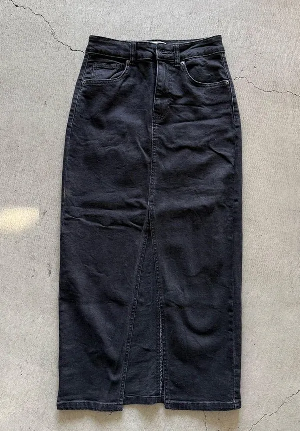 ASOS / ASOS DESIGN Petite denim maxi skirt with split hem / washed black - Image 7