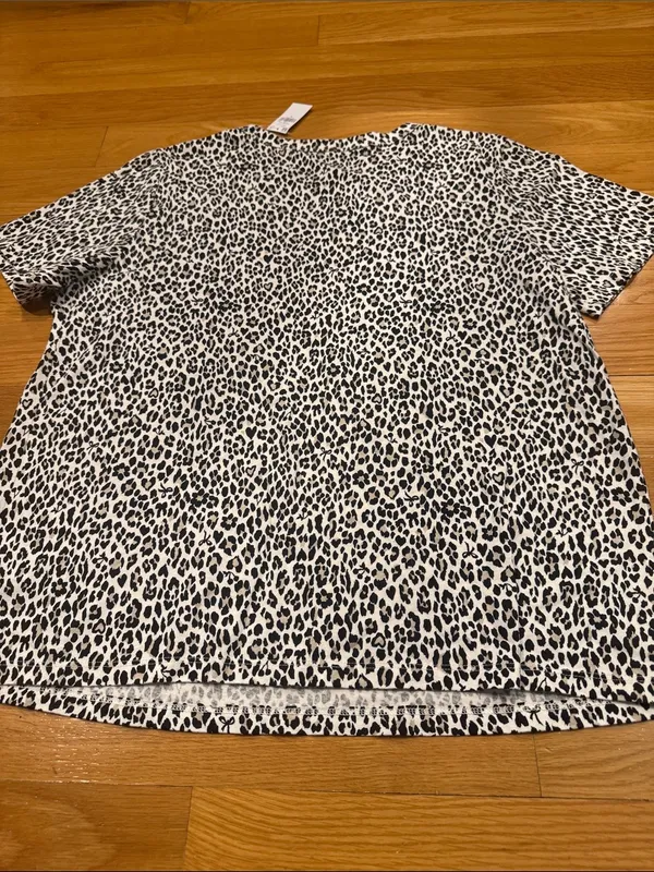 Nwt Old Navy Everywear animal print short sleeve top size medium . - Image 6
