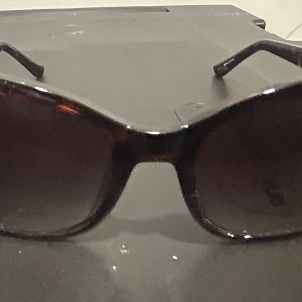 Guess Brown Sunglasses with Tortoiseshell Frames - Image 8