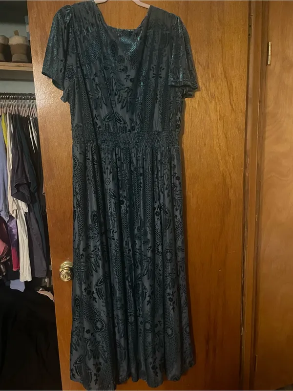 Elegant Floral Velvet Maxi Dress - V-Neck, Flutter Sleeves - Image 3