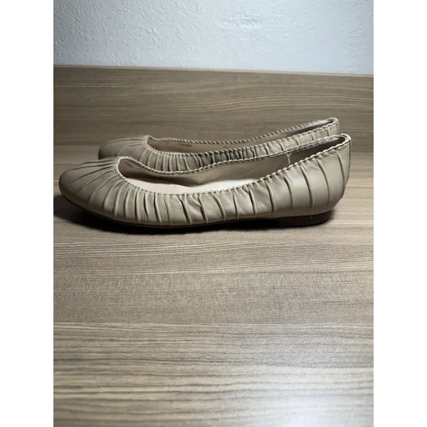 Louise et Cie Ashlin Beige Leather Pleated Ballet Flats Pointed Toe Box Size 37 - Image 4