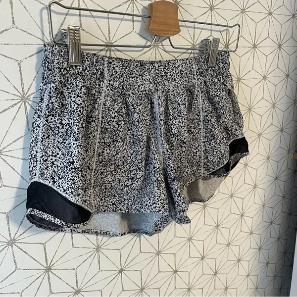 Lululemon Hotty Hot Short II *2.5" Ditsy Daisy White Black - Image 6