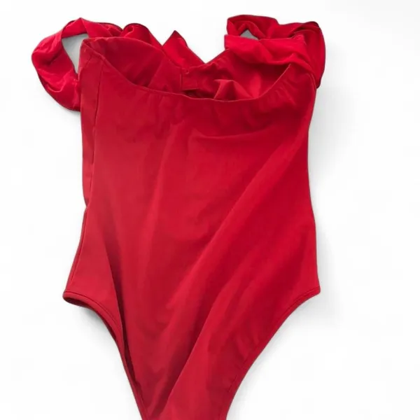 Bold and flattering‎ OGGI strapless bodysuit in a vibrant cherry red color - Image 6