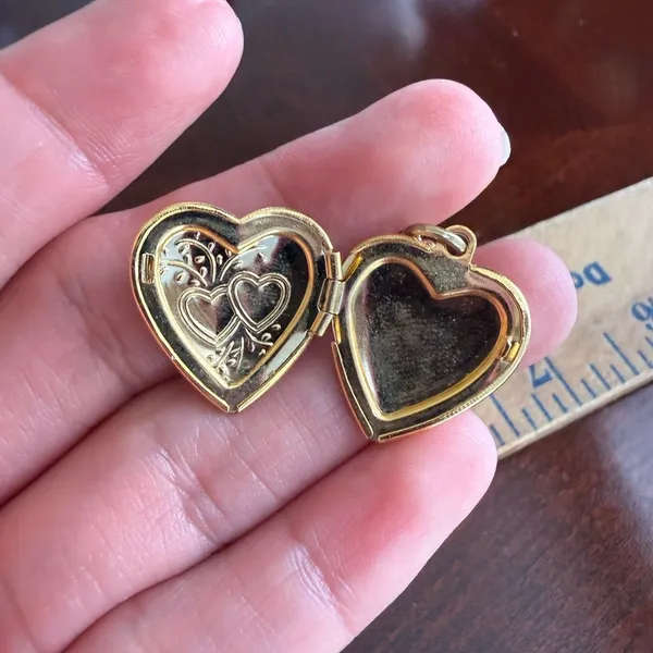 Vintage Gold Tone Locket Necklace - Image 2