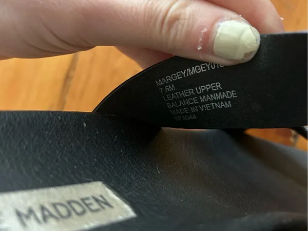 Steve Madden Margey Sandal 7.5 black double strap gold buckle - Image 4