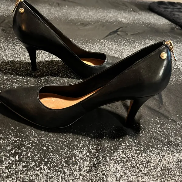 Womens 8. Aldo Black Leather Pointy-Toe Pumps with Gold Heel Zipper - Image 3