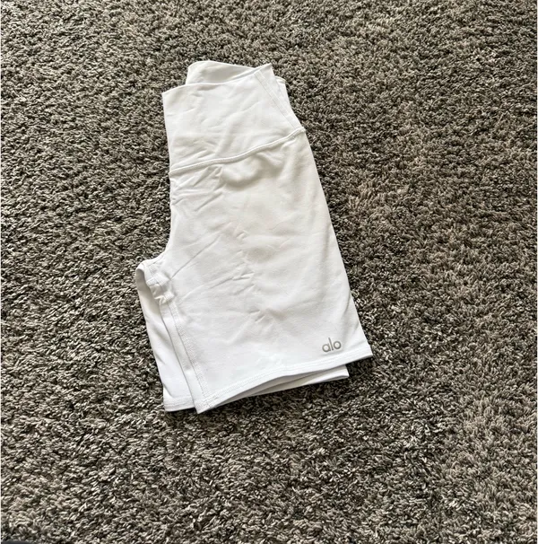 ALO Yoga White High-Rise Bike Shorts with Logo - Image 4