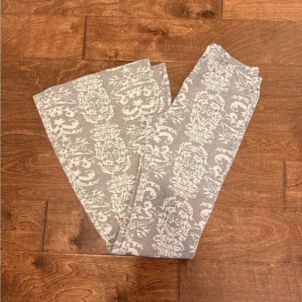 O'Neill NWOT Gray and White Patterned Flare Leggings - Image 3