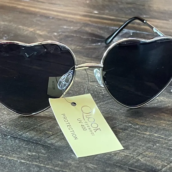Boutique Heart-Shaped Metal Frame Black Sunglasses - Image 4