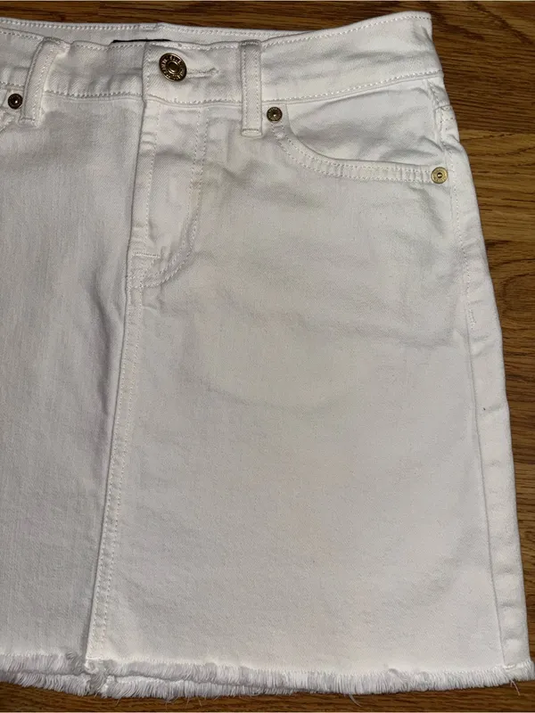7 For All Mankind White Denim Skirt Women’s Waist Size 25 Cutoff Raw Hem Pockets - Image 3