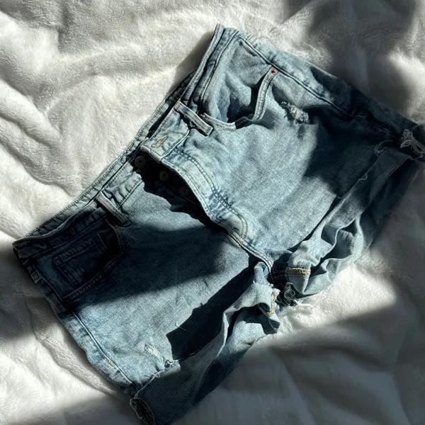 Old Navy OG Straight High Rise Denim Shorts Size 16 Light Wash Distressed - Image 2