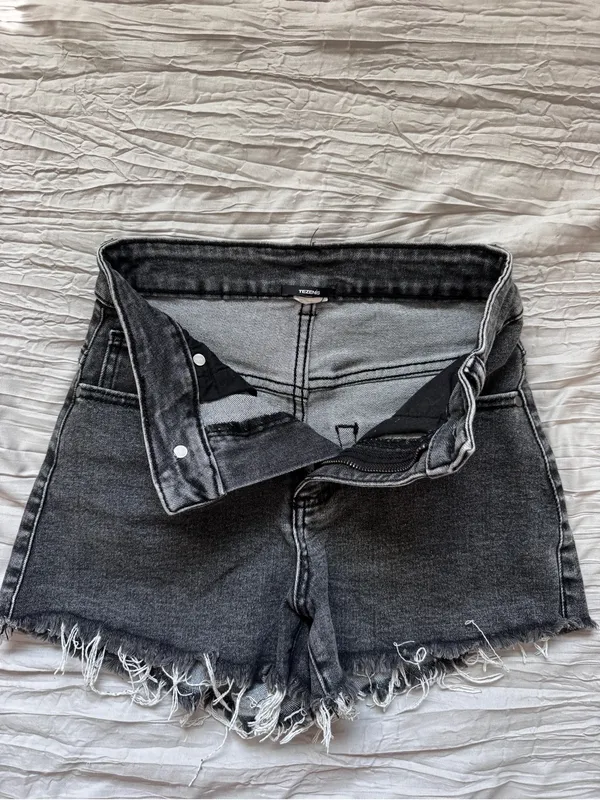 High-Waist Black Frayed Hem Denim Shorts - Image 3