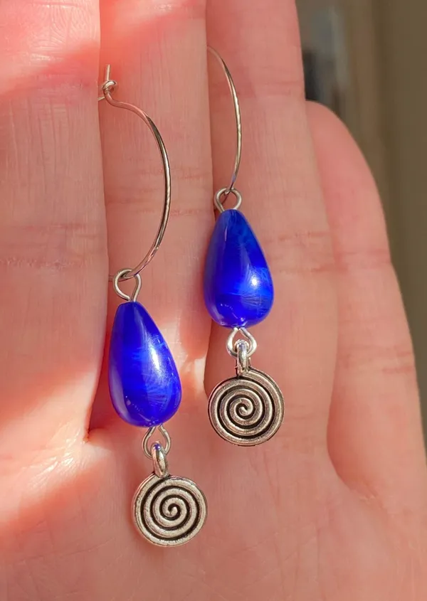 Handmade german teardrop beads & swirl dangle hoop earrings💫💙 - Image 4
