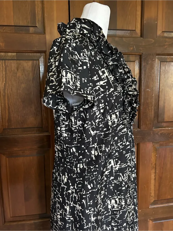 J. Crew 100% Silk‎ Abstract Print Ruffle Dress Size 8 Black White Shift - Image 4