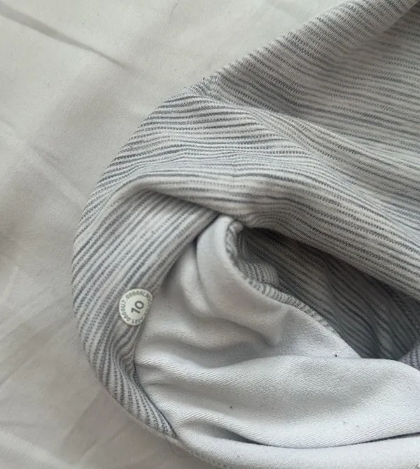 Lululemon reversible sports bra size 10 grey and white stripes - Image 5