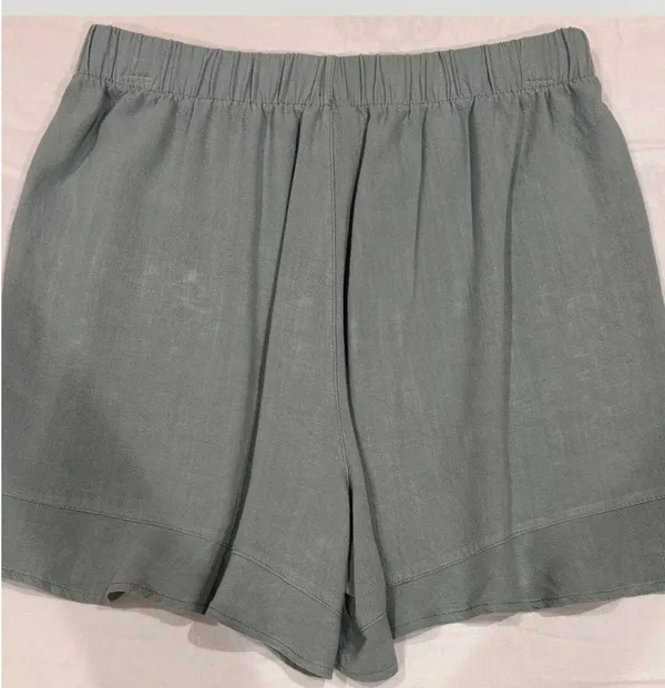 Green ruffle shorts size small WORN ONCE - Image 2