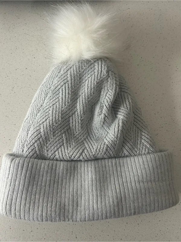Lululemon Gray Cableknit Chevron Lined Beanie Hat Pom Pom Ski Snow Hat - Image 2