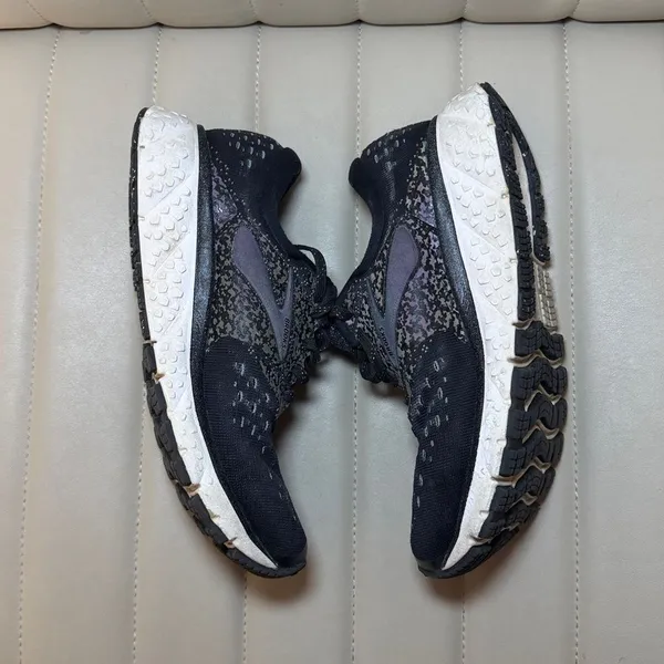 Brooks Women's Black and Purple Trainers - Image 7