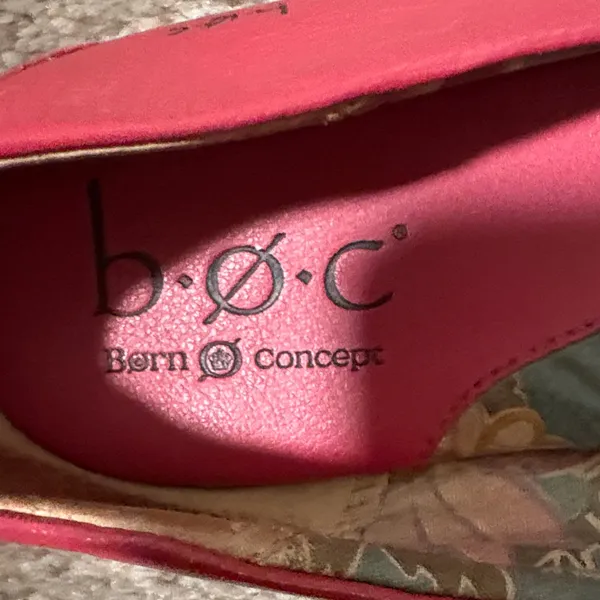 b.o.c. Red Floral Flats Size 9 - Image 2