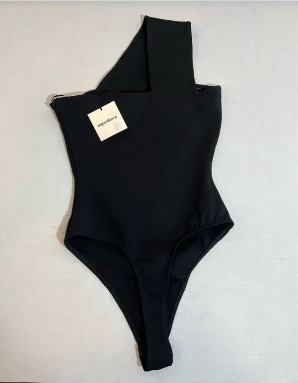 NWT Superdown Rockie One Shoulder Bodysuit Sz M - Image 4