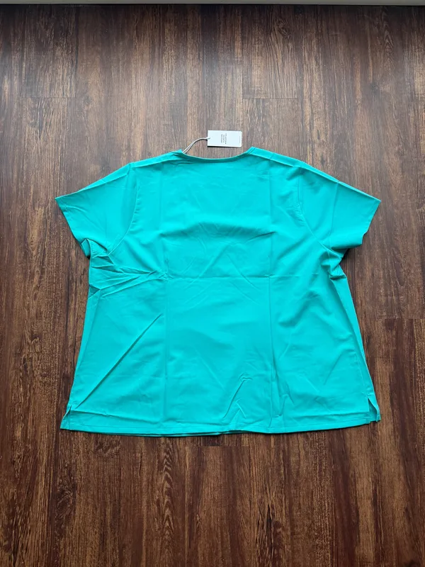 NWT FIGS Oasis Blue Casma Three Pocket Scrub Top - Size 4XL - Image 2