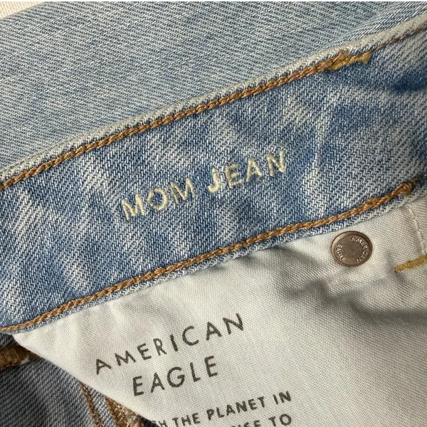 American Eagle Strigid Mom Jeans 10 Short Light Wash High Rise 90s - Image 8
