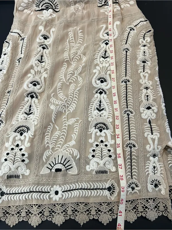 Maeve size med Beige Lace Embroidered Slip Dress with Black Accents - Image 11