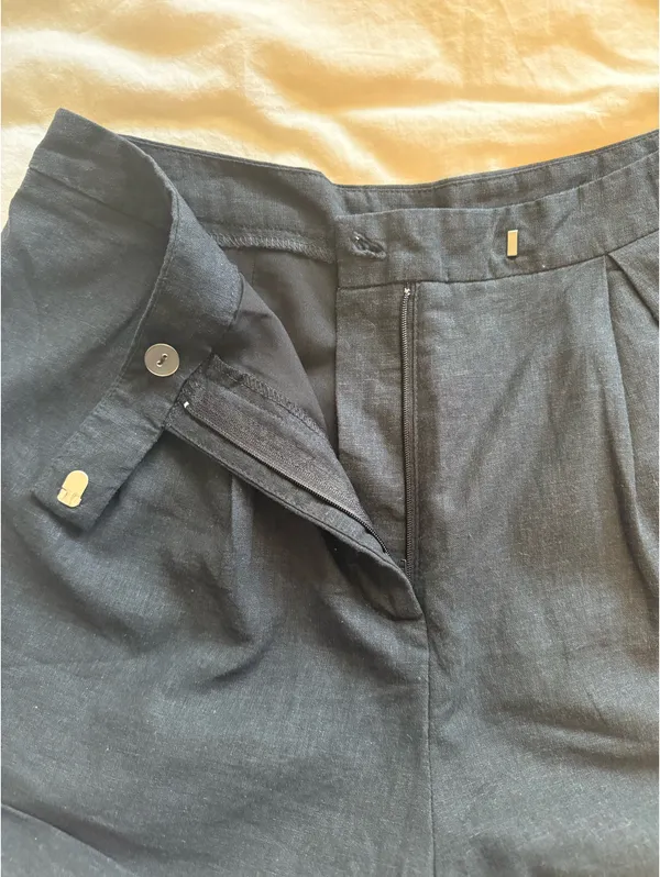 Boutique Black Linen Shorts - Image 2