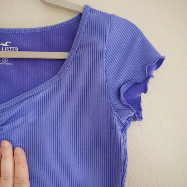 Hollister Size Small Baby Tee Purple Ribbed Cropped Ruched Sweetheart Lettuce - Image 3