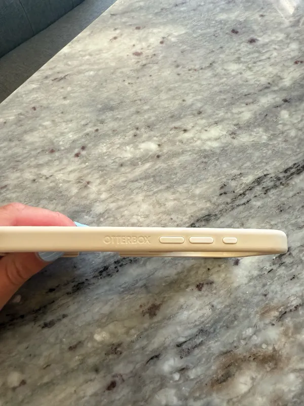 Otter box phone case iPhone 16 pro - Image 3
