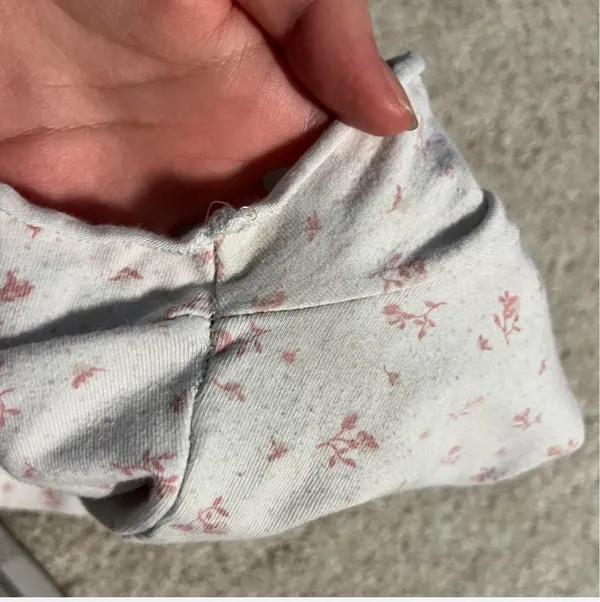 Brandy Melville Floral V-Neck Top Gina Pink Ruched - Image 4