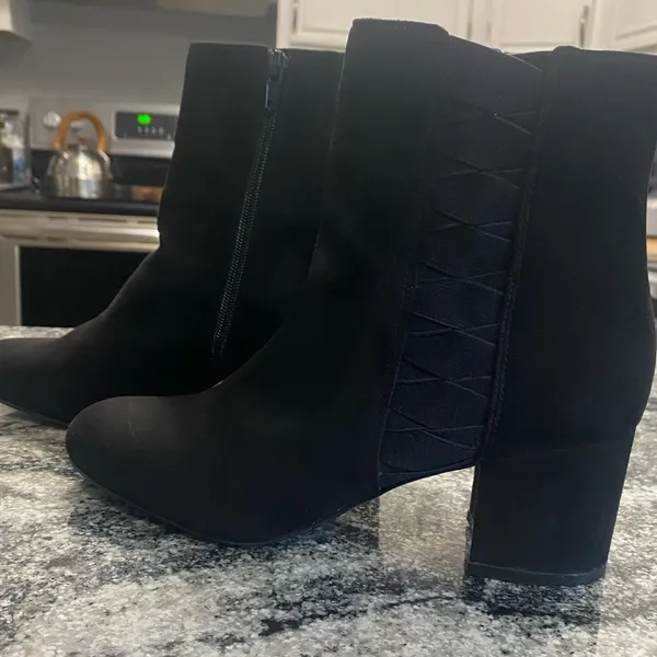 NINE WEST Qualner Black Faux Suede Ankle Boots Block Heel Side Zip Size 9.5 M - Image 6