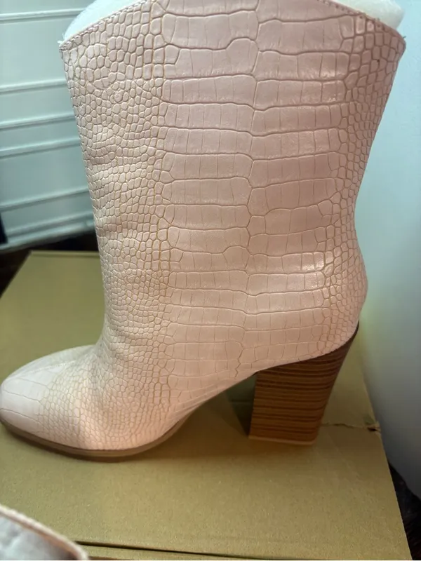 Journee Collection Brekinn Pink Croc Heeled Ankle Boots Size 9 - Image 4