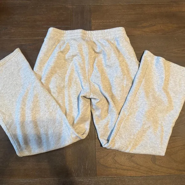 Hollister sweatpants with bow design - Image 2