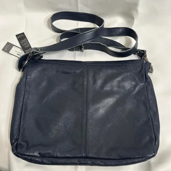 Innue Black leather shoulder bag with suede lining - Image 6