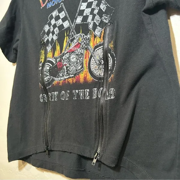 Modish Rebel Daytona Motorcycle Club Graphic Tee Vintage Vibe Zippers Medium - Image 3