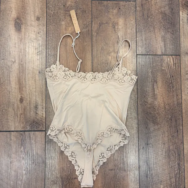 NWT SKIMS Fits Everybody Lace Cami Bodysuit Thong Snap Women's Size M - Clay Tan - Image 4