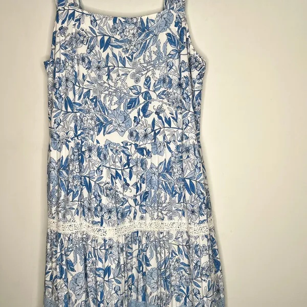 Crown & Ivy Printed Maxi Dress Size Small - Image 6