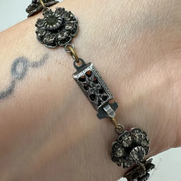 Vintage Silver Tone Rhinestone Flower Bracelet Delicate 90s Estate Jewelry - Image 4