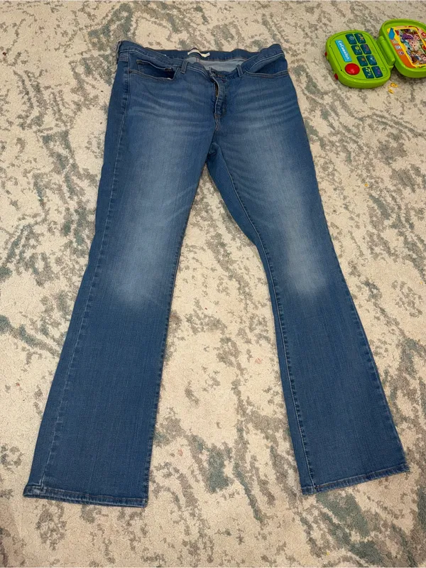 Levi's 315 Shaping Bootcut Jeans 34 Long Medium Wash 32" Inseam - Image 2