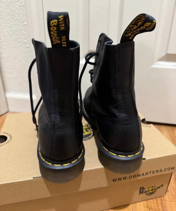 Dr. Martens 1460 Women’s Pascal Virginia Leather Lace Up Boots in Black - Image 3
