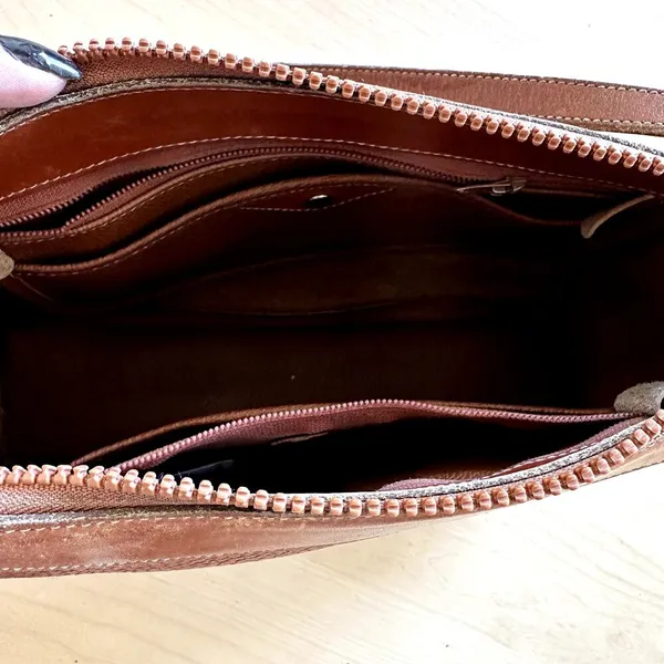 Vintage Dooney & Bourke Crossbody Satchel Bag Adjustable Zip Closure Brown - Image 4