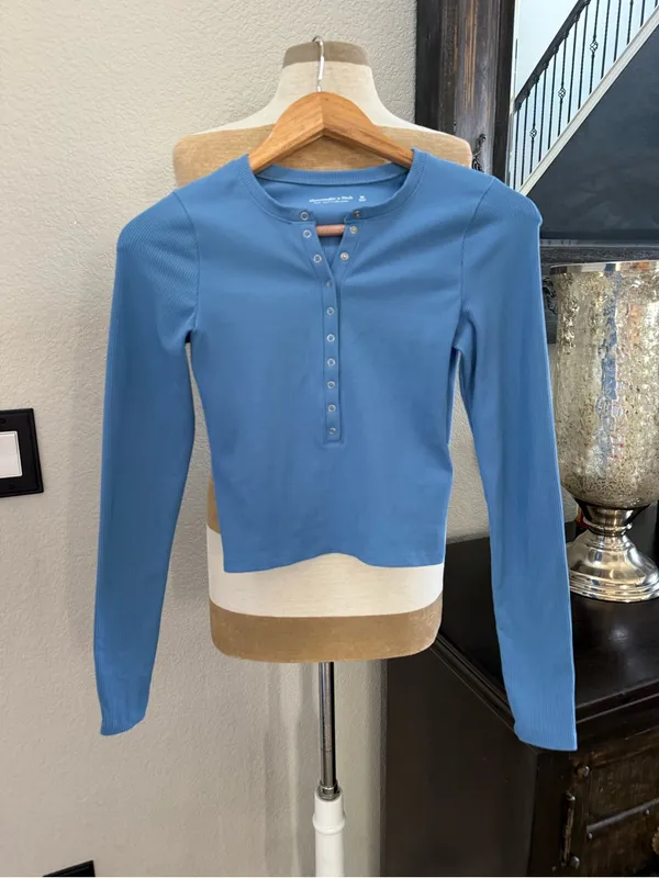 Abercrombie & Fitch light blue Henley long sleeve XS - Image 2