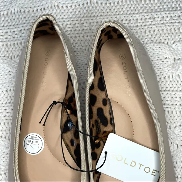 Gold Toe Womens Patent Ballet Flats with Bow and Leopard Lining in Nude - Image 5