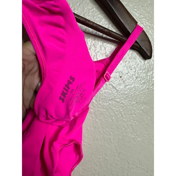 SKIMS Seamless Sculpt Bodysuit size S/M in Flamingo Hot Pink - Image 7
